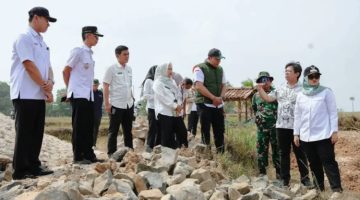 Dukung Ketahanan Pangan, Bupati Lampung Timur Ela Siti Nuryamah Tinjau Pembangunan Embung Irigasi di Desa Sidodadi